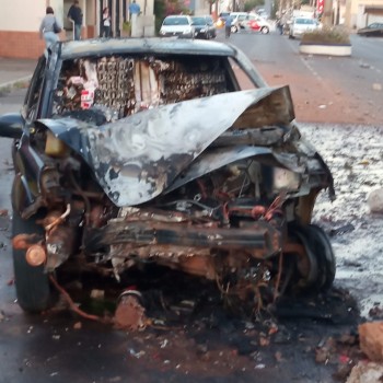 Em Adamantina, veículo colide contra poste e impacta o fornecimento da energia para clientes da área central